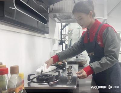 凌晨蹲網上搶保潔員!年前家政服務需求暴增,從業(yè)者月薪過萬